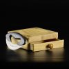 Tabla de madera con cajón y cuchillo