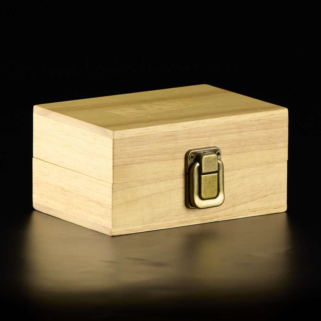 Caja de madera con imanes de Raw
