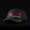 Gorra de Raw Black con logo Rojo