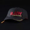 Gorra de Raw Black con logo Rojo