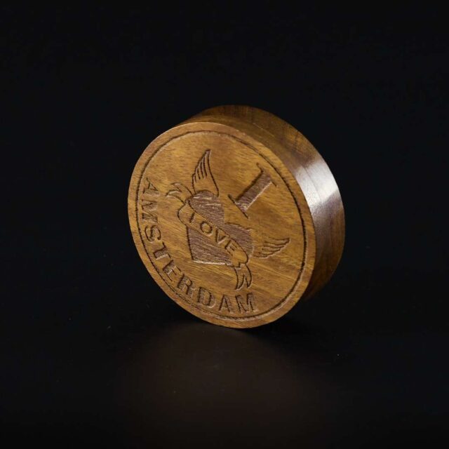 Grinder de madera Logo tallado 75mm I love Ámsterdam