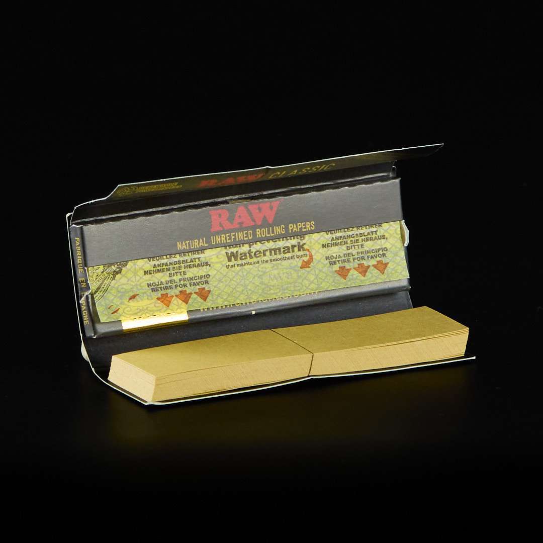 Papel Raw 1.1/4 Black Connoisseur