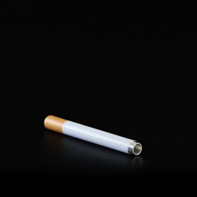 Pipa de metal 8cm One Hit con forma de cigarrillo