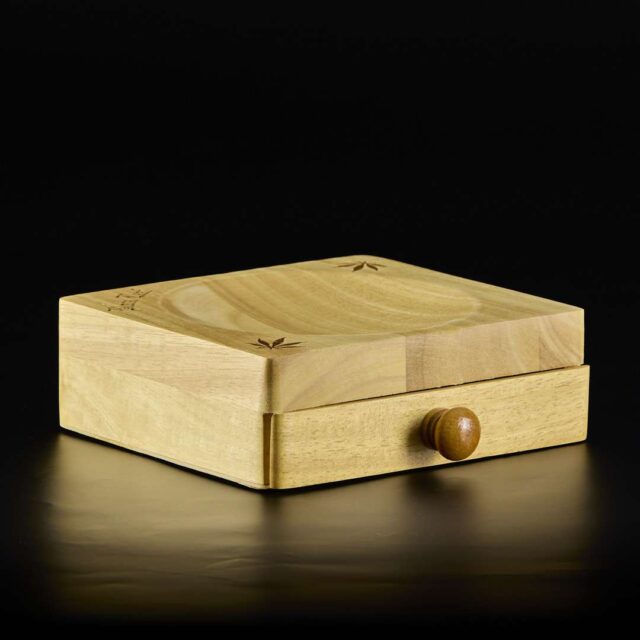 Tabla de madera con cajón y cuchillo