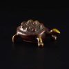 Tortuga de metal con base de ocultación