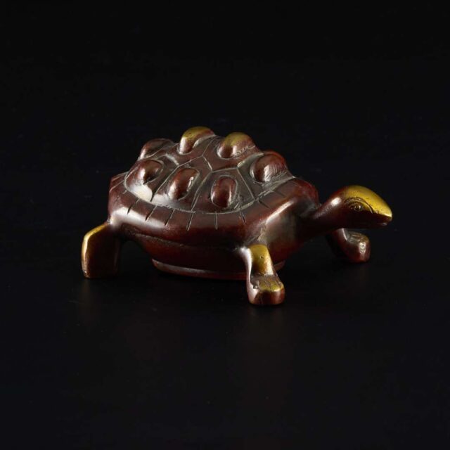 Tortuga de metal con base de ocultación