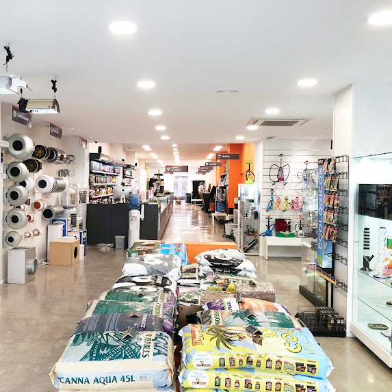 Interior del grow shop La Barraca de María en Valencia, con sustratos, fertilizantes y accesorios de cultivo