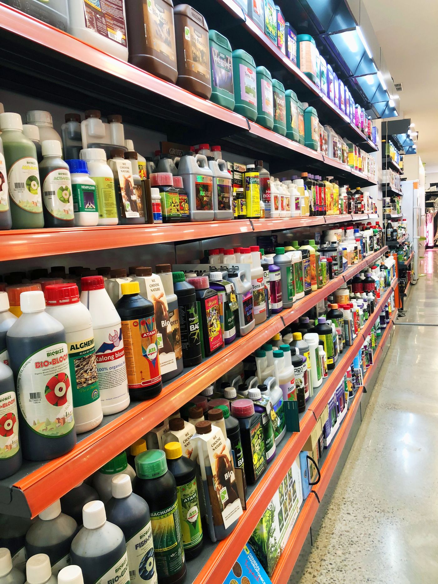 Estantería llena de fertilizantes Biobizz, Atami y otras marcas