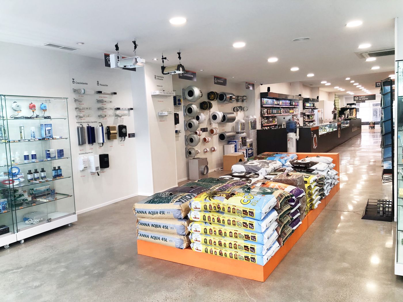 Sacos de sustrato y extractores colgados en la pared del grow shop