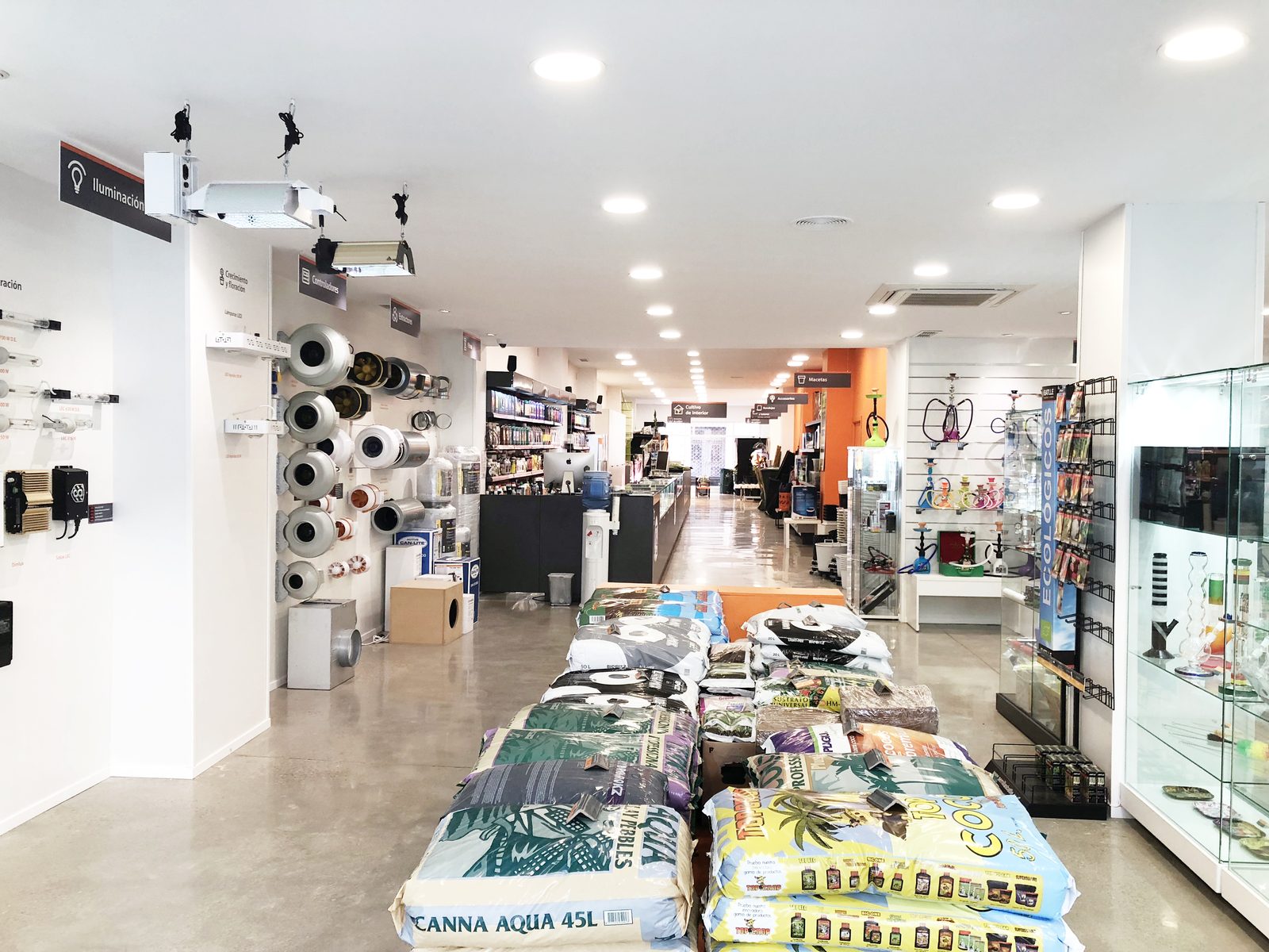 Interior de La Barraca de María, grow shop en Valencia: pasillo con sustratos, extractores e iluminación