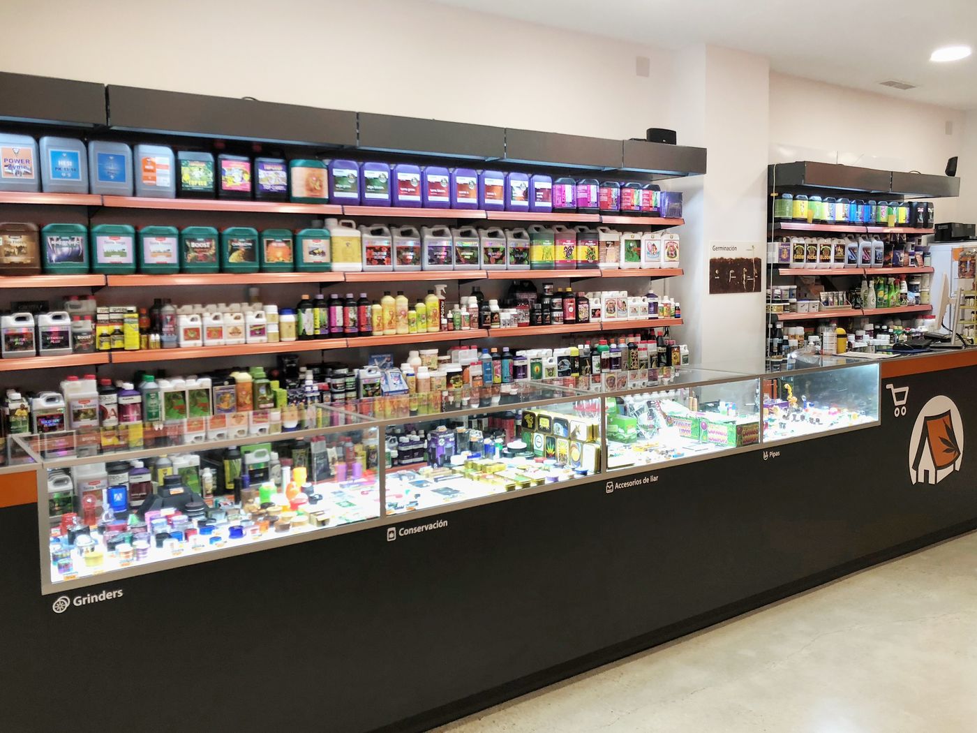 Vitrina del mostrador con grinders y abonos en las estanterías