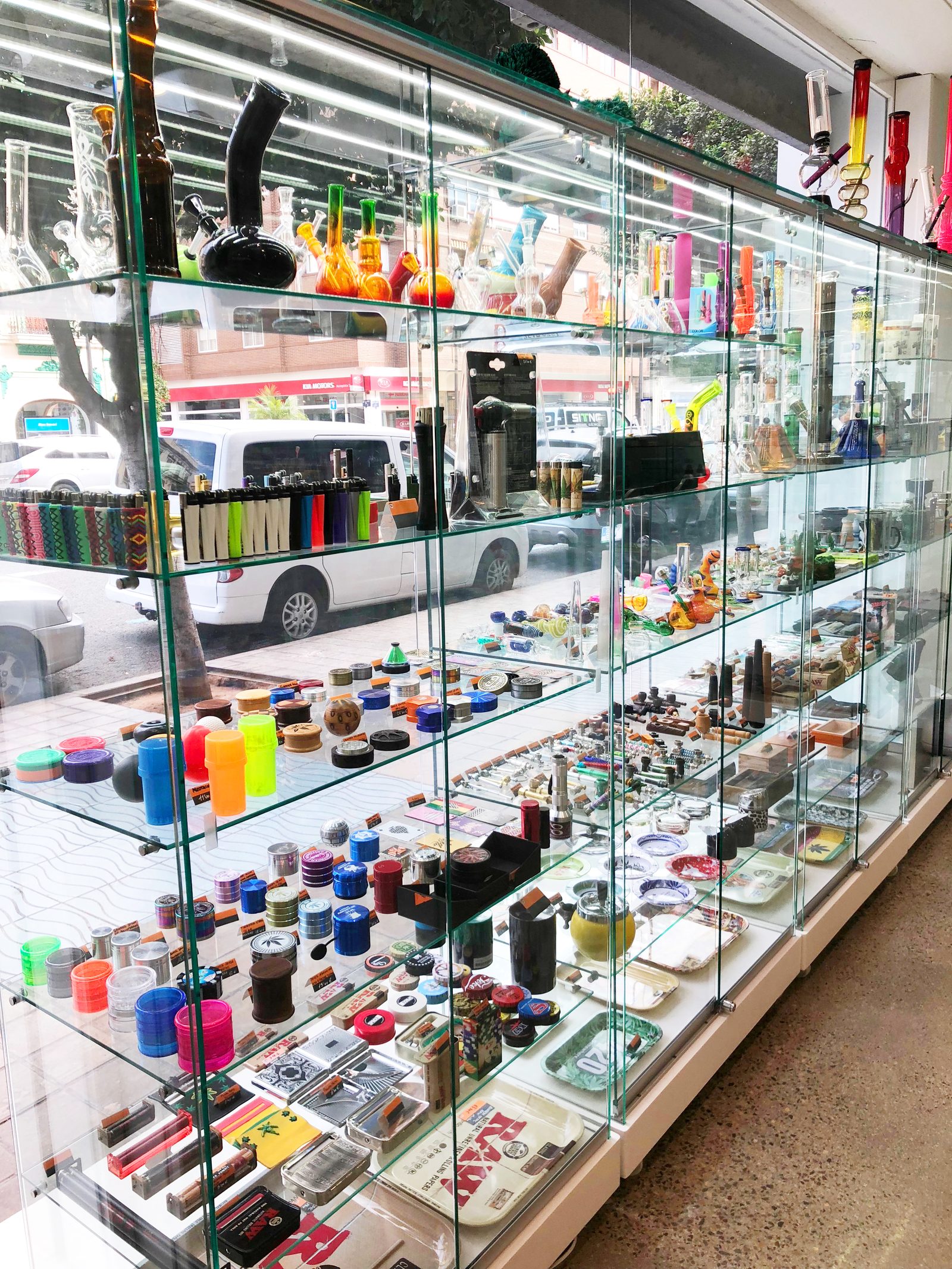 Escaparate a la calle con bongs, grinders y bandejas