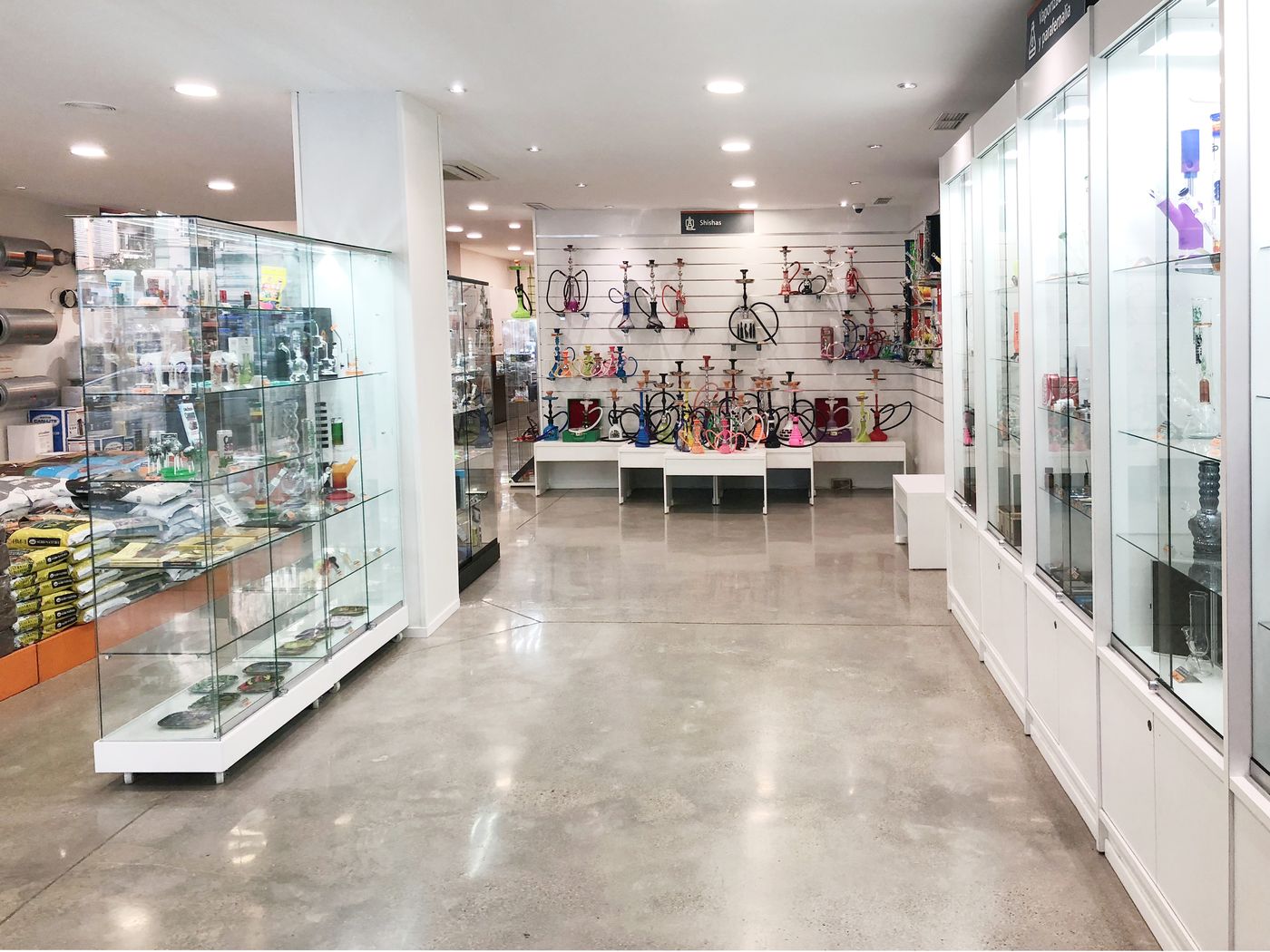 Vitrinas de bongs y grinders para ver y probar en mano en La Barraca de María